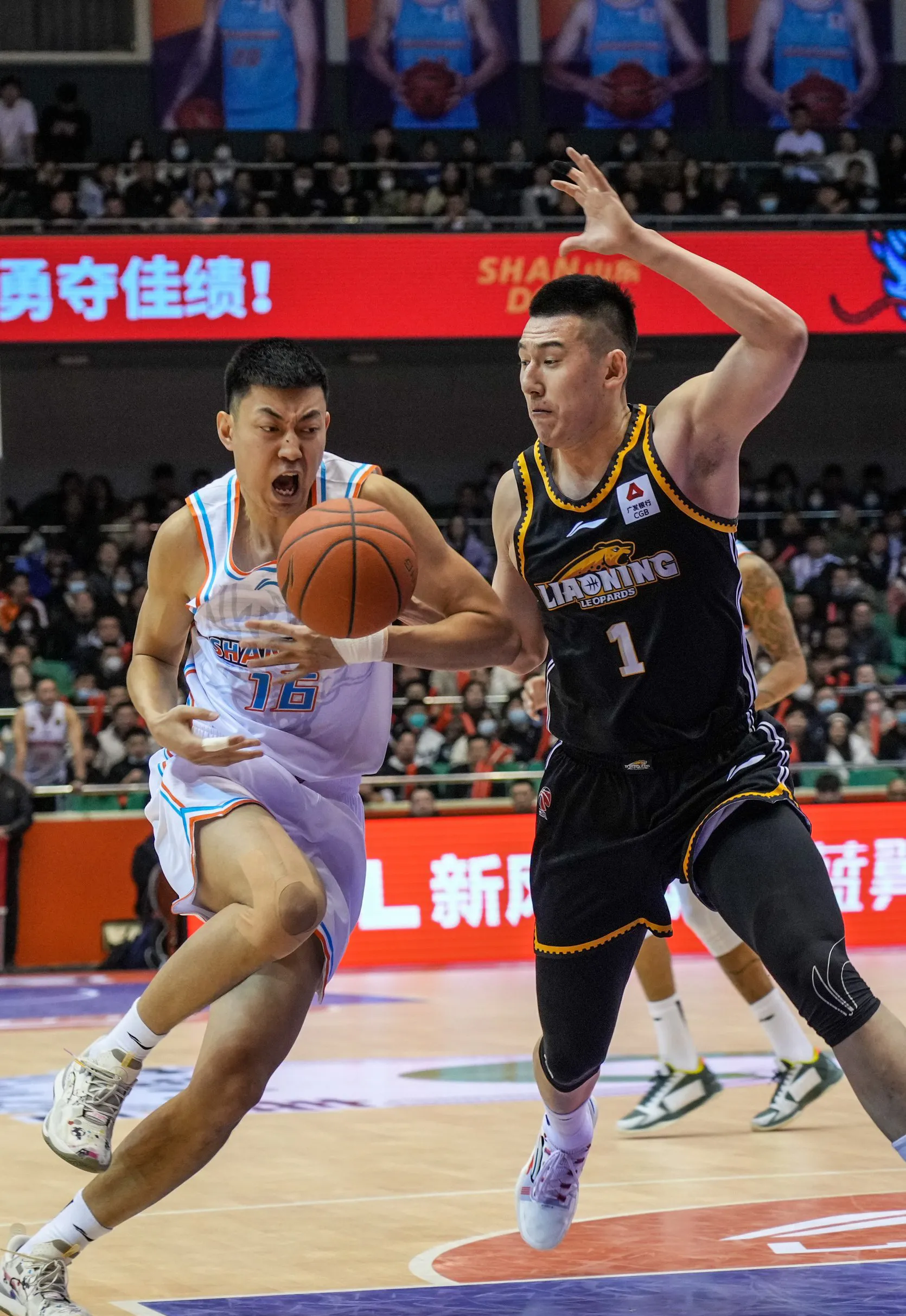熊猫体育平台-关键时刻山东男篮调整名单——NBA季后赛节点到来，球迷炸锅，球探报告显示潜力(山东男篮名将加盟山西)